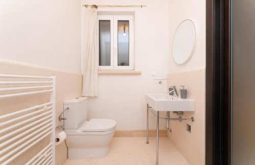 VILLA PHILIPPA - luxurious five-room villa - idyllic location - first row to the sea - spectacular view of the sea bay - unforgettable sunsets - 15 minutes from Supetar ferry port - free parking - private heated pool - Foto 67