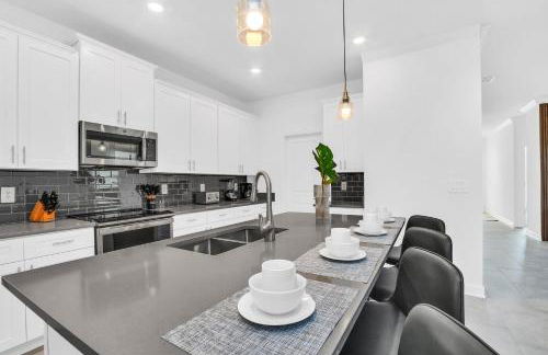 5BR Family Haven Near Disney with Private Pool - Foto 26