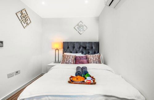 Two BDR Apt By Stay Aura Short Lets & Serviced Accommodation London With Free WiFi, Parking & 10 Min to Brentford Stadium - Foto 51