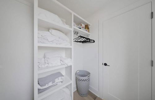 Modern Multi-Level Retreat with Rooftop Hot Tub - Foto 51