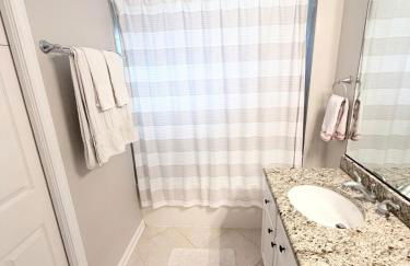 Ultimate Backyard Oasis, Heated Pool, Spa and Lake - Foto 56