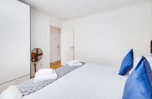 Luxury 5 BDR 2 BA House with Parking in Sandhurst By 360Stays - Photo 53