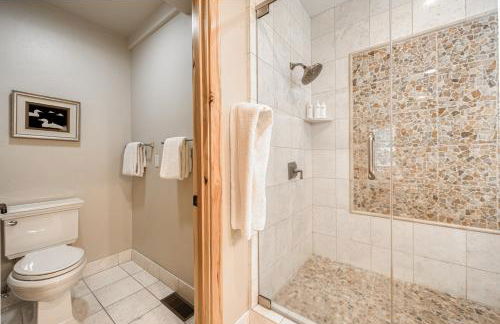 Truckee Timbers at Gray's Crossing by Tahoe Getaways - 4BR w Hot Tub, Ping Pong & EV - Foto 31