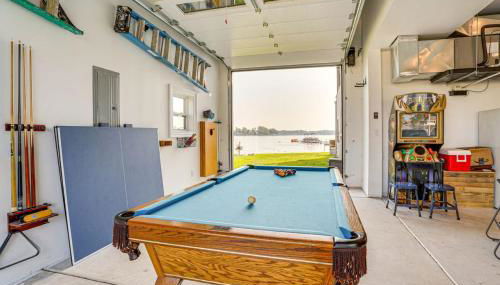 Chapman Lake Retreat with Pier, Fire Pit and Games - Foto 3, Game Room