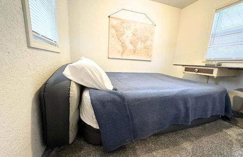 King Bed, Stocked Kitchen, Easy Driveway Parking, 2mi to Downtown & Coliseum - Foto 51