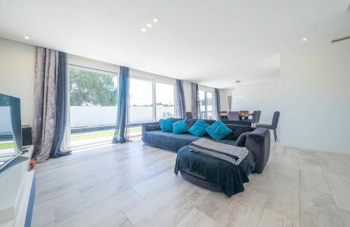 Black Pool House just 10 minutes away from the beach - Foto 6