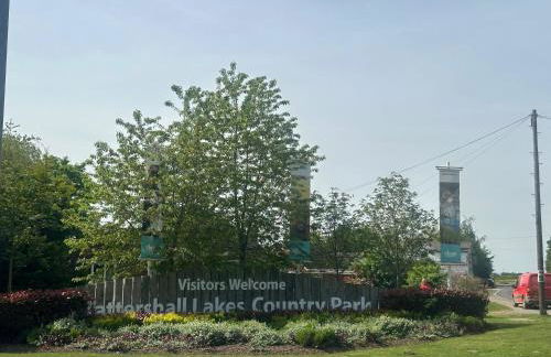 Indulgence Lakeside Lodge i3 with hot tub, private fishing peg situated at Tattershall Lakes Country Park - Foto 2