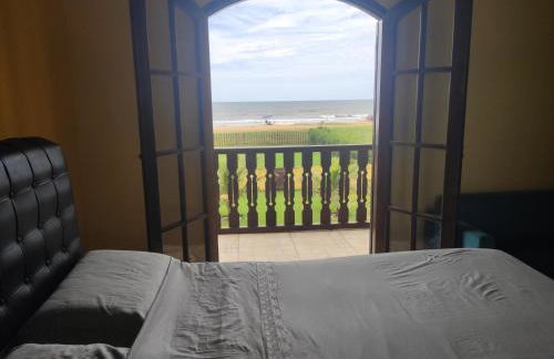 Cabo Frio, Piscina de frente pro Mar, Pé na areia - Foto 14