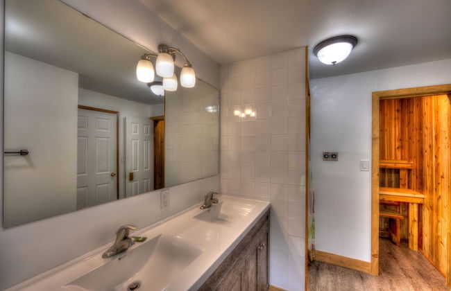 Spacious 8 bdrm Blue Mountain Cottage, Perfect for Large Groups, Private Beach, BBQ, Hot Tub, Sauna - Foto 13