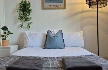 Beautiful 5-Bedroom home with Free Parking - Foto 19