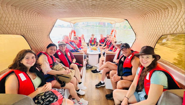 Navegando en lancha rápida por el delta del Mekong