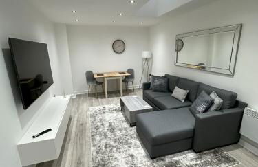 Stylish City Retreat with Views & Court Yard - Foto 18