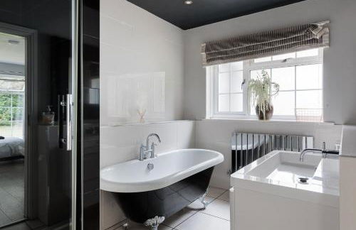 Mereside House Private Pool Retreat - Photo 23