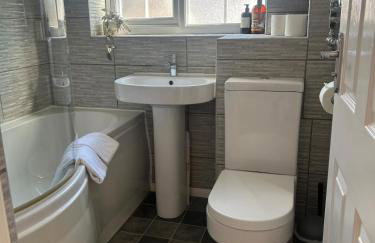 The Canal House 2BR Central Garden Parking - Photo 2