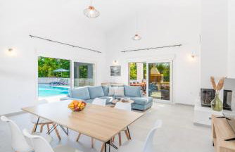 Villa Ami, Roda, Corfu: 10 guests, heated pool, private mini golf, pool table & more!! - Foto 31