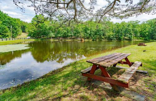 Cozy & Modern w Hot Tub, Fire Pit, Grill & Pond - Photo 17