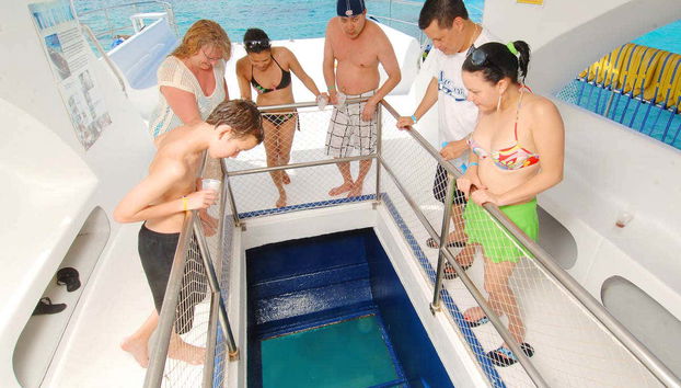 Desfrutando do passeio de catamarã