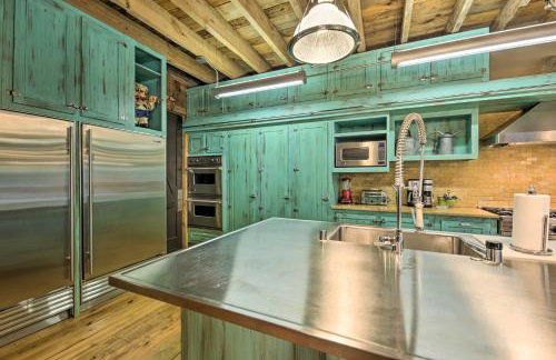 Luxe Barndominium with Home Gym, Theater, and More! - Foto 8