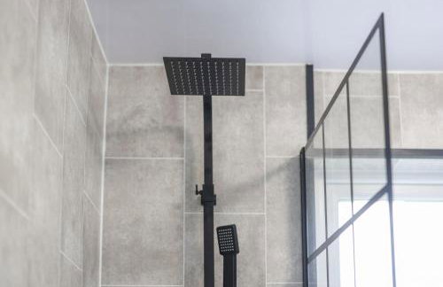 Spacious Family - Contractor Stay - Parking - WiFi - Photo 16