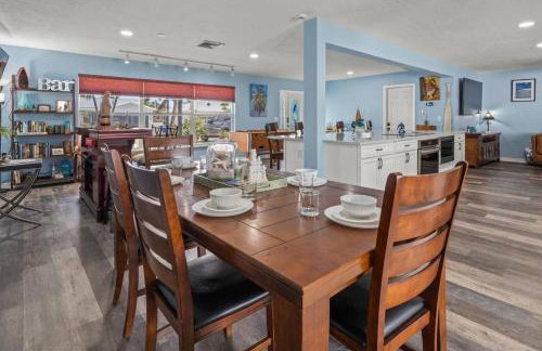 Pirates Den a 4BR Pet-Friendly Waterfront Oasis with Pool, Dock, Personal Water Boats, Fire Pit, Game Room and Bar - Foto 11