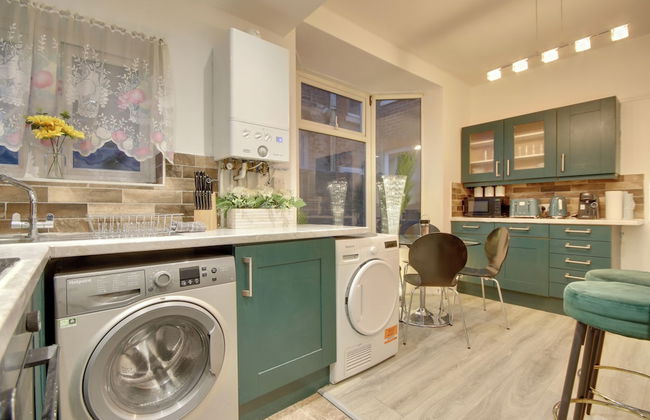 Southsea 4BR Getaway with Private Yard - Foto 13