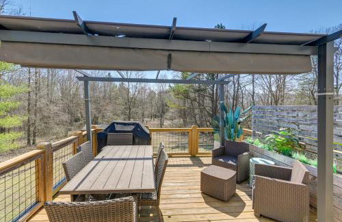 Family Home with Furnished Deck in Fairview! - Foto 3