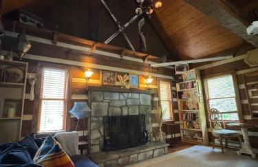 Cozy Cabin Escape Hot Tub & Lake Access - Foto 3