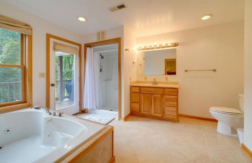 Riverfront West Virginia Cabin with Screened-In Deck - Foto 10