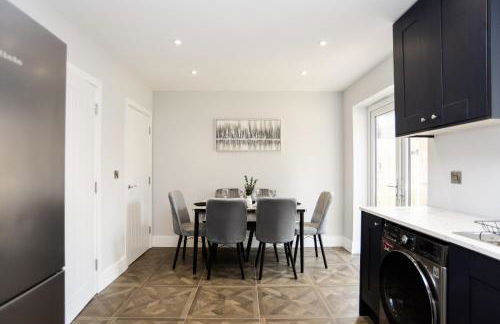 Central Telford Home - Sleeps 8 - Private Parking - Photo 13