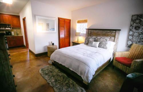 Casita Vino Dog-Friendly Vineyard Retreat & Stay - Photo 1