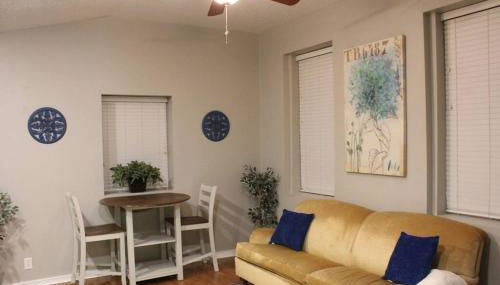 Comfy Downtown Condo - Photo 5