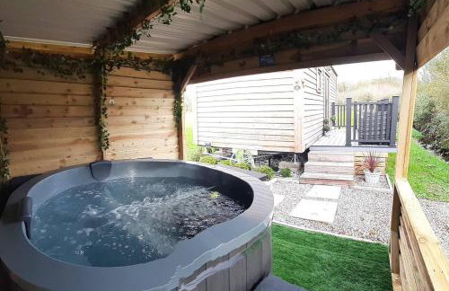 Min yr Afon - Cabin - Sleeps 2 - Hot Tub - Parking - Foto 40