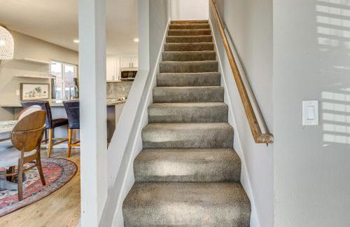 Modern Oceanside Living! Family Home with Workspace - Foto 13