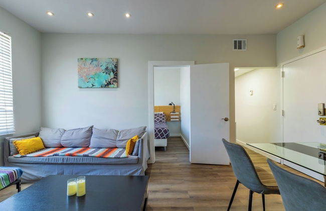 Coastal 2BR Escape | Walk to Beach & 2 Queen Beds - Foto 7