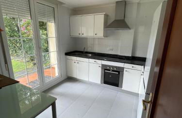 Chalet adosado con amplio jardín - Foto 8