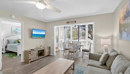 Siesta Key 2-Bedroom Condo with Pool - Photo 4