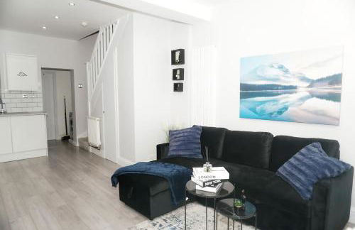 Luxury 3-Bedroom Home , with Free parking - Photo 5