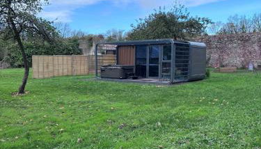 Glamping Pod with Hot Tub in Orchard - Foto 3, Garden, Garden view