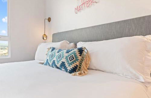 Chic Studio with Stunning DTLA Views, Walk to Metro - Foto 12