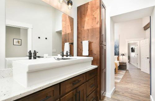 HostWise Stays - The Larryville - Amazing Bathroom, Perfect Location, Custom Build - Foto 24