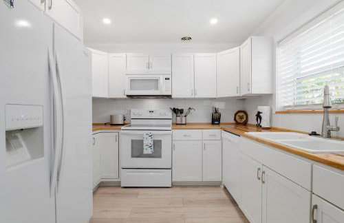 Coastal Vibes! Tropical heated pool home short drive to the beach - Foto 15