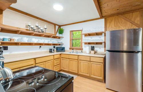 River Cabin w Hot Tub, Screened Porch & Fire Pit - Photo 19