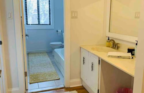 A Regal Retreat- Exclusive Parking, Prime Location - Foto 20