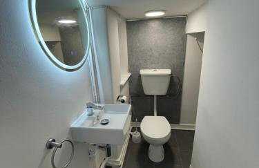 Bright Haven 6 Mins to Airport with Driveway & Garden Sleeps 7 - Foto 27