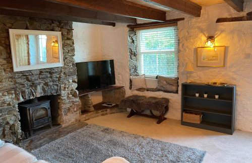 Buttercup Cottage, located in the gateway to Eden! - Photo 1