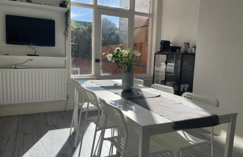 Spacious Flat! Sleeps 7, Pet Friendly and Parking - Photo 28