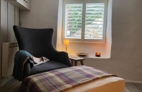 The Old Gallery - Charming Coastal Escape For Two - Photo 3