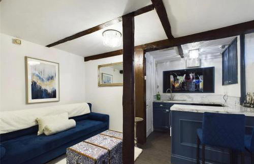 Montague House Town Centre sleeps up to 12 guests - Photo 31