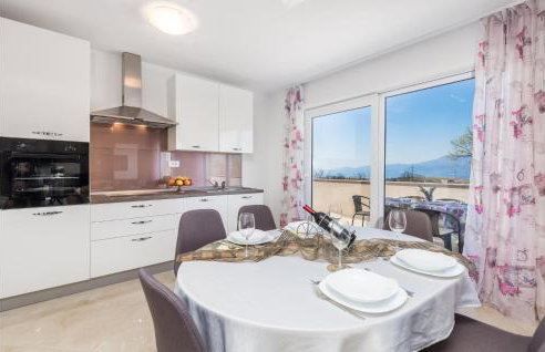 2 Bedroom Lovely Apartment In Viskovo - Photo 4