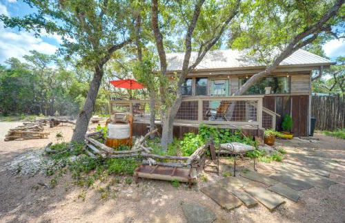 Snuggle Inn Wimberley Cabin with Fire Pit and Deck - Foto 26